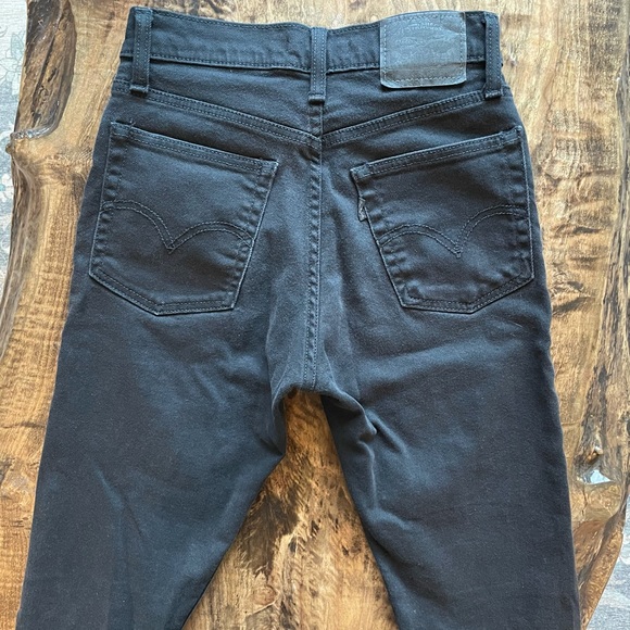 Levi’s Wedgie Skinny in black - Picture 6 of 8